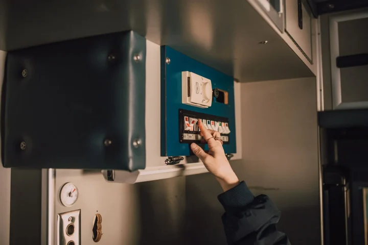 Battery Isolators vs VSR: What to Use